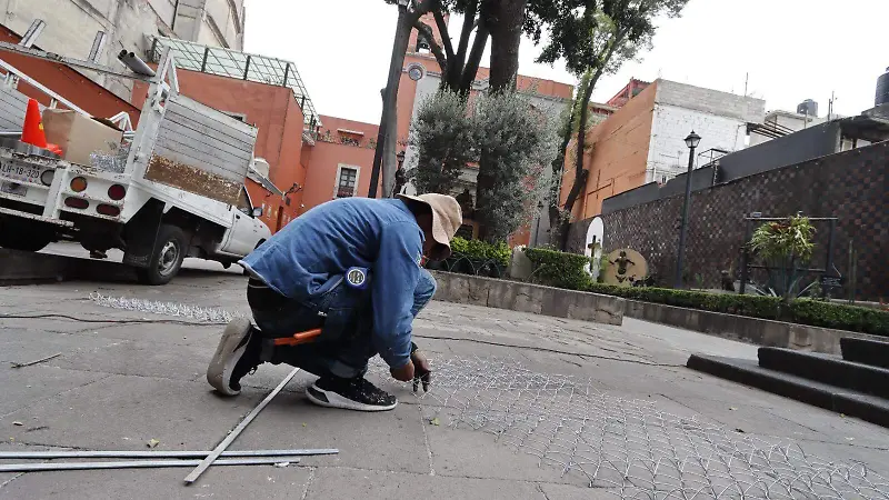 El robo de esculturas y placas de bronce de la iglesia de Los Santos Cosme y Damián; hay un detenido